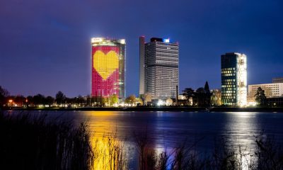 Die Zentrale der Deutsche Post DHL Group in Bonn mit leuchtendem Herz (Foto: Deutsche Post AG)