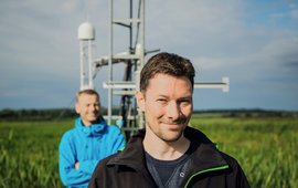 Torsten Sachs vor Klimastation auf einem Feld