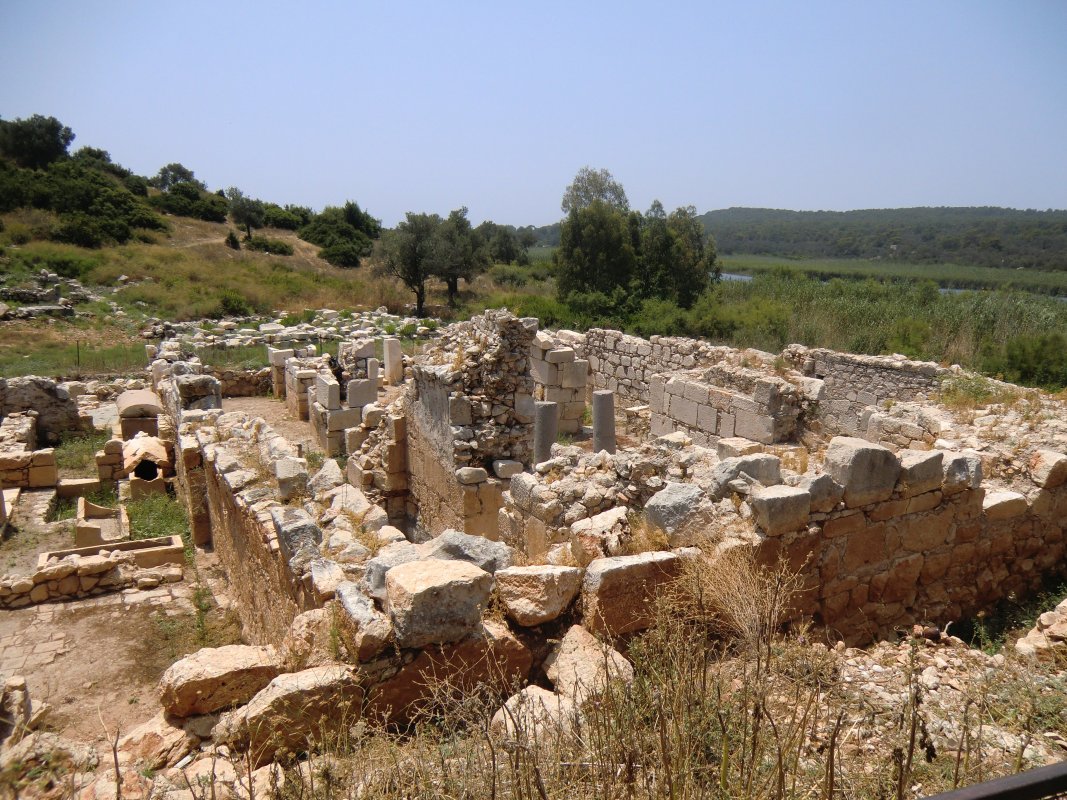 Die Ruine der „Kirche an der Quelle” in Patara, erbaut um 400 neben einer alten römischen Nekropole, erneuert ums 8. Jahrhundert, durch Erdbeben im 12./13. Jahrhundert zerstört