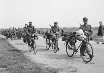 German soldiers returning to Germany after the capitulation, May 1945. Nationaal Archief. Public Domain.