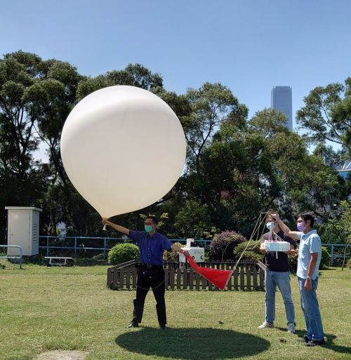 Observatory staff launching a balloon with the cryogenic frostpoint hygrometer at the KPMS