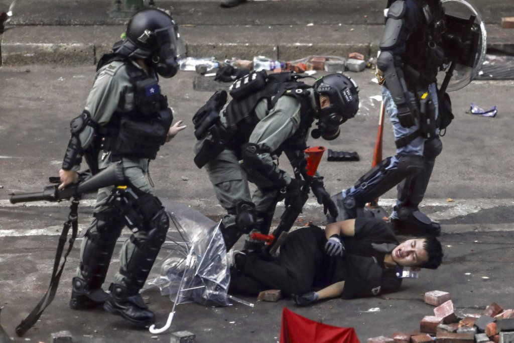 Un homme est arrêté, hier, par la police à l’université polytechnique, où sont retranchés des manifestants. Dale de la Rey/AFP
