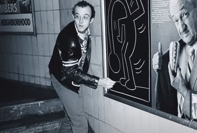 Η ριζοσπαστική χαρά του Keith Haring – Συνθήματα στο τείχος του Βερολίνου, μωρά στο subway της ΝΥ