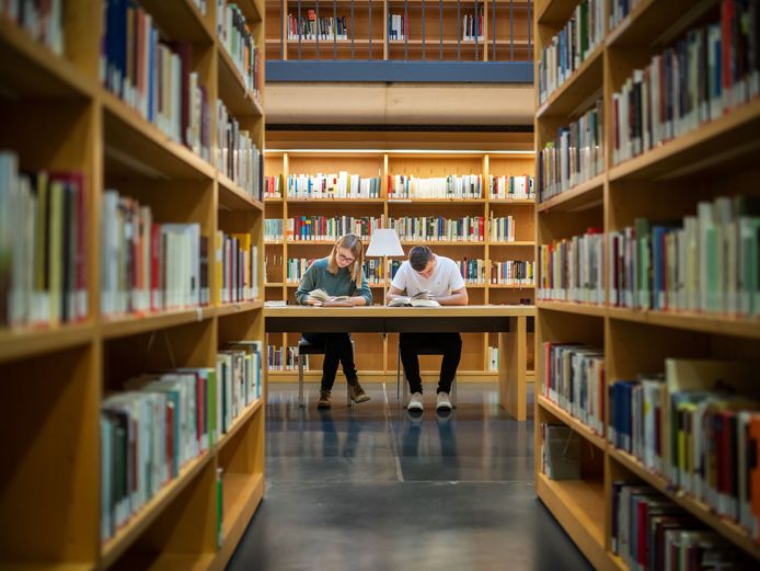 Studenten arbeiten im Studienzentrum