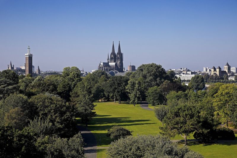 Rheinpark mit Dom dahinter