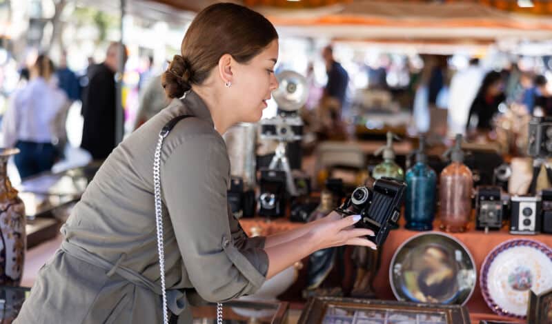 Frau an einem Flohmarkt-Stand