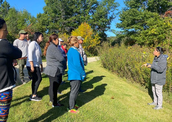 Group of people out with an instructor for Caminata en Espanol