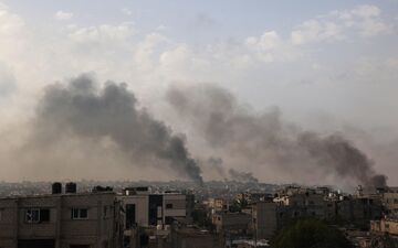 Les frappes aériennes et les tirs d’artillerie se poursuivaient ce mardi dans le centre et l’ouest de Rafah. AFP/Eyad Baba