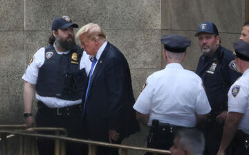 Donald Trump quittant le tribunal après avoir a été reconnu coupable dans l'affaire Stormy Daniels. REUTERS/Brendan McDermid