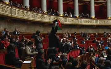 Le député français de La France Insoumise (LFI), Sébastien Delogu, a brandi un drapeau palestinien lors d'une séance de questions au gouvernement à l'Assemblée nationale, le 28 mai 2024. AFP/Miguel Medina