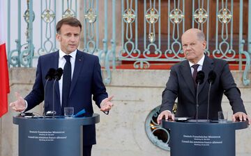 Emmanuel Macron a tenu une conférence de presse aux côtés d'Olaf Scholz ce mardi. AFP/Ludovic Marin