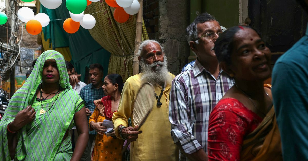 Des électeurs attendent pour voter lors de la dernière phase des élections générales, le 1er juin 2024 à Varanasi, en Inde