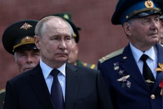 Le président russe Vladimir Poutine (g) participe à une cérémonie de dépôt de gerbes sur la tombe du Soldat inconnu près du mur du Kremlin, le 22 juin 2024 à Moscou