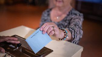 Une électrice vote au 1er tour des législatives à Wissembourg, le 30 juin 2024 dans le Bas-Rhin