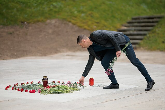 Victory Day commemoration at Antakalnis Cemetery in Vilnius