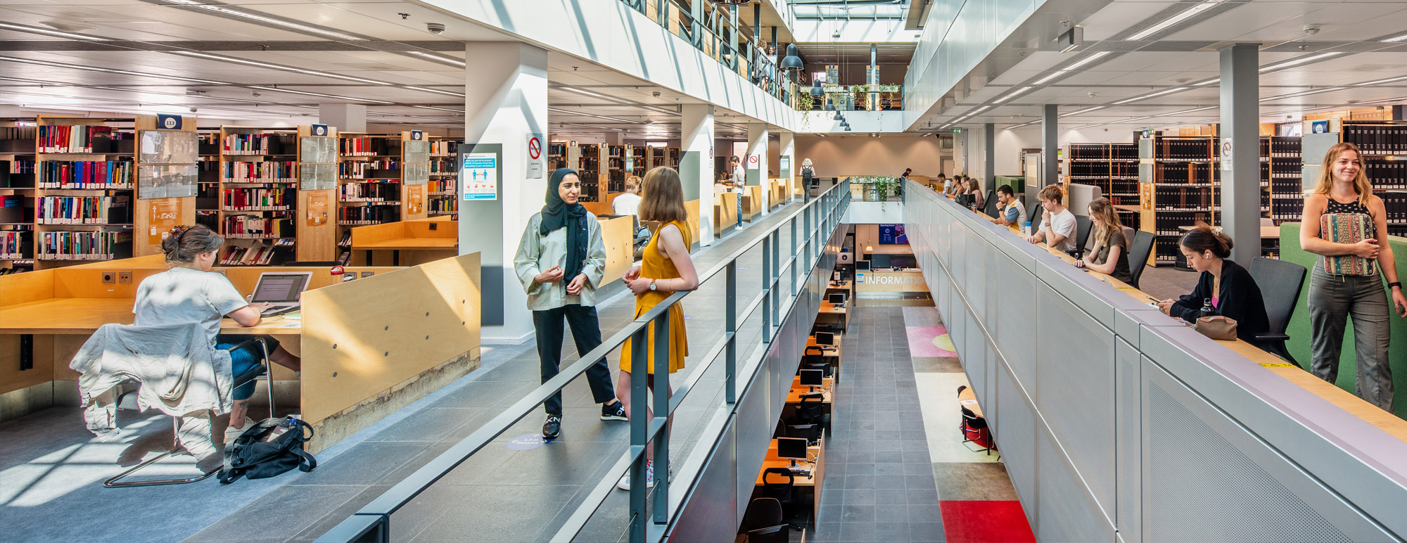 Students at the University Library (UB)