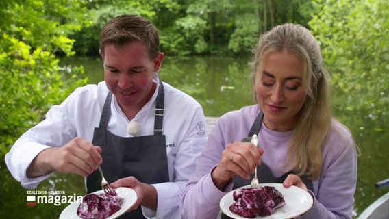 Volker Fuhrwerk und Lisa Knittel mit je einer Portion Brommbeer Tiramisu. © Screenshot 