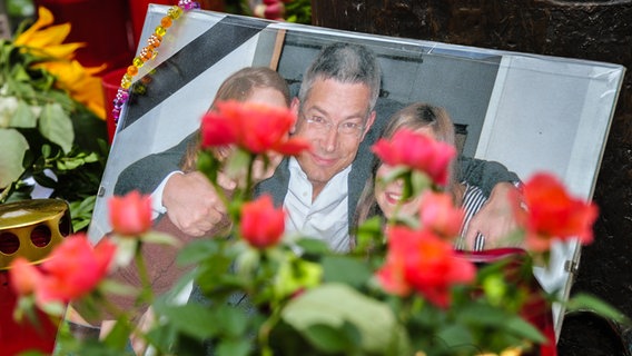 Das Bild des Opfers Dominik Brunner steht am 16.09.2009 am S-Bahnhof Solln in München (Oberbayern) zwischen Kerzen und Blumen. © picture-alliance/dpa Foto: Peter Kneffel