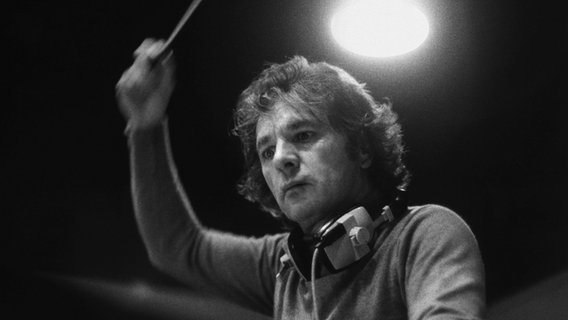 Maurice Jarre (1924-2009), französischer Komponist, bei den Musikaufnahmen zu "Die Blechtrommel" © picture alliance Foto: -