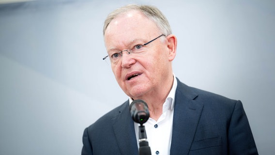 Stephan Weil, Ministerpräsident von Niedersachsen, spricht bei einer Pressekonferenz. © picture alliance/dpa | Sina Schuldt Foto: Sina Schuldt