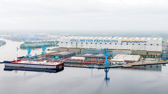 Die Meyer Werft an der Ems. © dpa-Bildfunk 