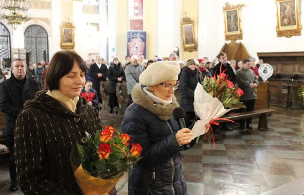 - To miłość Ojczyzny nas tu zgromadziła. Ojczyzna wzywa do jednoczenia się wokół wartości Kościoła, rodziny i narodu polskiego - mówili członkowie Rodziny Radia Maryja witając biskupa