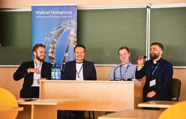 Panel dyskusyjny owocował w ciekawe rozmowy. Od lewej: Jakub Trendowicz, dr Grzegorz Michalak, Dawid Makowski, ks. dr Michał Kossowski