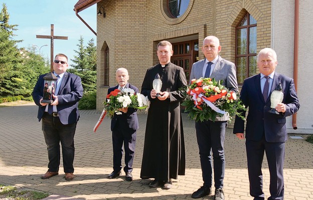 Konferencja rozpoczęła się od złożenia wiązanki kwiatów na symbolicznym grobie Męczenników Działdowskich