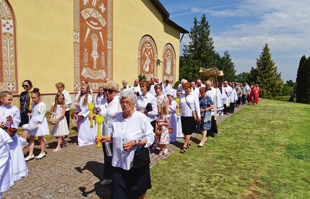 Procesja eucharystyczna wokół bazyliki