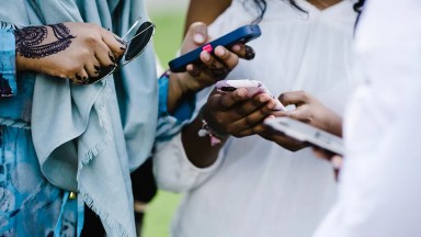 Teman melakukan obrolan di telepon