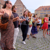 Gemeinsam Griechisch Tanzen! Beim Bardentreffen 2024 auf dem Nürnberger Hauptmarkt. Workshop zum 25-jährigen Städtepartnerschaftsjubiläum Nürnberg - Kavala. Angeleitet von Grigorios Nikiforidis, griechischer Kunstclub Nürnberg.