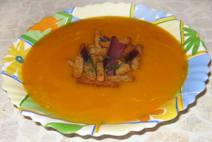 Суп-пюре из тыквы с сухариками, имбирем и бастурмой - рецепт с фото