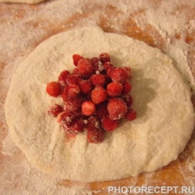 Фото рецепта - Жареные пончики с ягодами по-вегетариански - шаг 3