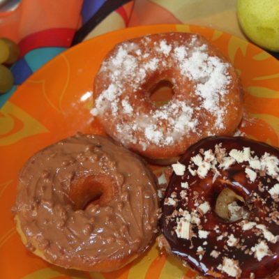 Пончики с шоколадной глазурью и сахарной пудрой - рецепт с фото