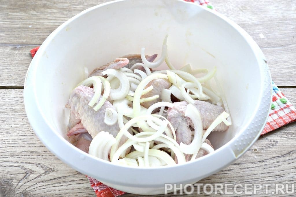 Фото рецепта - Куриные крылышки с картофелем в духовке - шаг 2