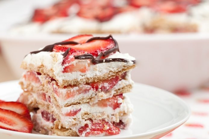 Творожный торт с ягодами без выпечки