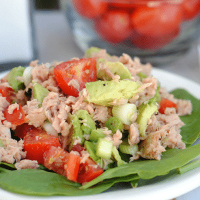 Простой салат из тунца с помидорами и авокадо - рецепт с фото