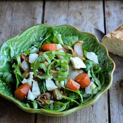 Овощной салат с сыром и кунжутными семенами - рецепт с фото