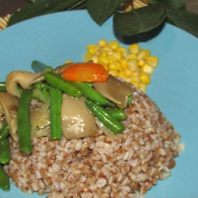 Гречка с грибами и зеленой фасолью - рецепт с фото