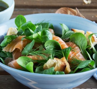 Салат из копченого лосося  с чесночными сухариками - рецепт с фото