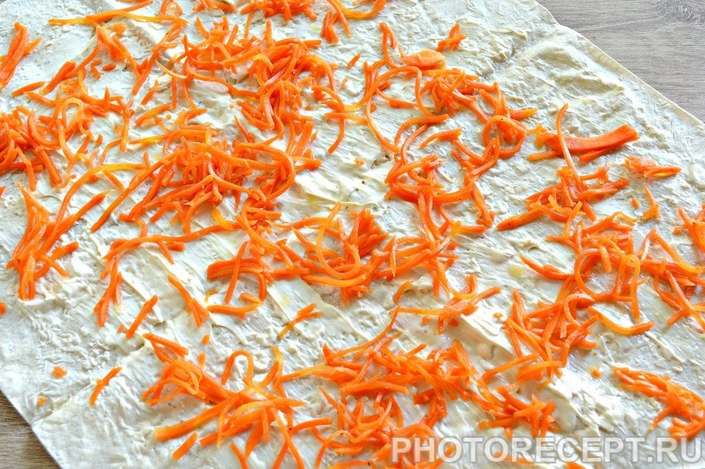 Фото рецепта - Закусочный рулет из лаваша с корейской морковкой и ветчиной - шаг 2