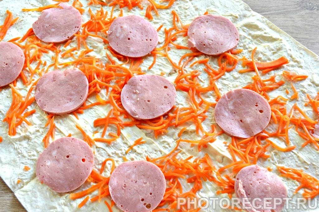 Фото рецепта - Закусочный рулет из лаваша с корейской морковкой и ветчиной - шаг 3