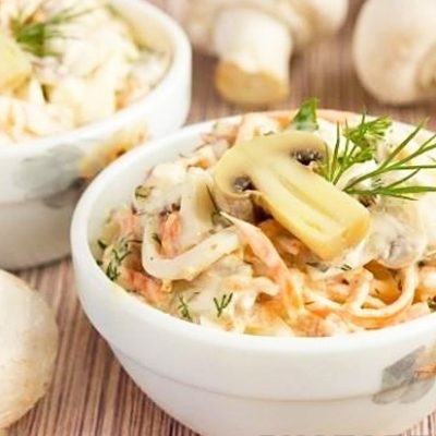 Куриный салат с маринованными шампиньонами и морковкой - рецепт с фото