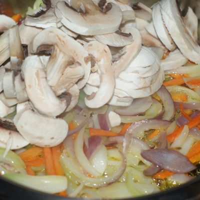 Фото рецепта - Ароматный Бирияни из риса с грибами и фасолью - шаг 6