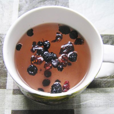 Чай из сушеных ягод - рецепт с фото