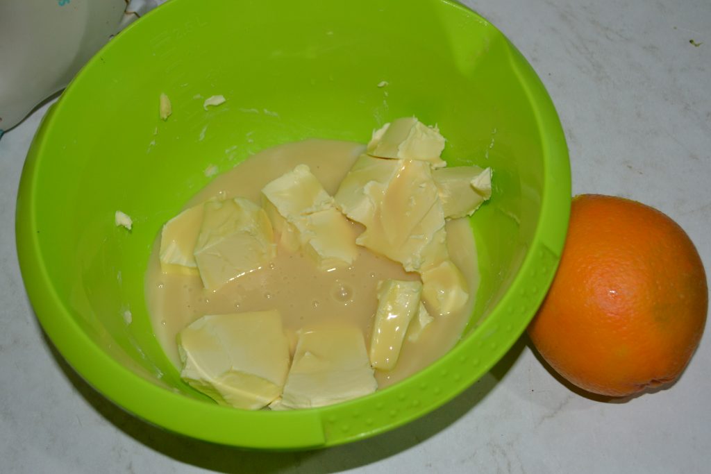 Фото рецепта - Бисквитный торт с творогом и апельсином - шаг 8