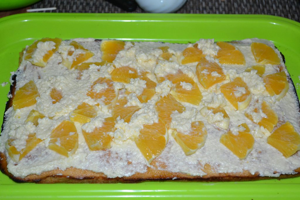 Фото рецепта - Бисквитный торт с творогом и апельсином - шаг 9