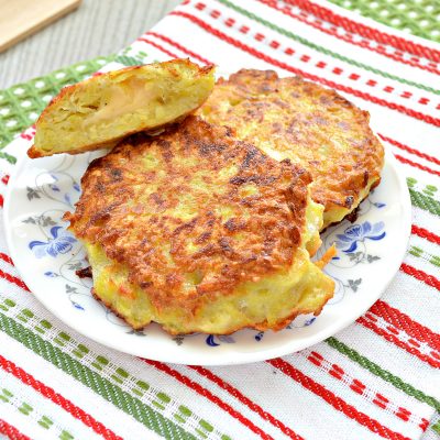 Картофельные котлеты с сырной начинкой (драники) - рецепт с фото