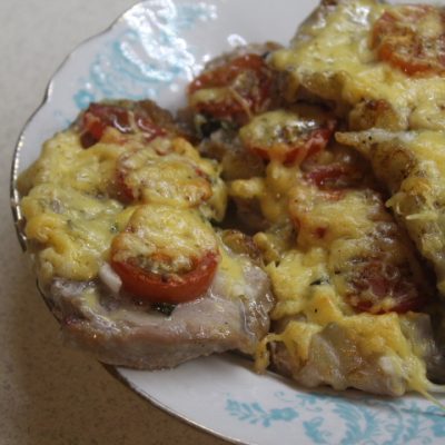 Свинина с томатами, базиликом и сыром в духовке - рецепт с фото