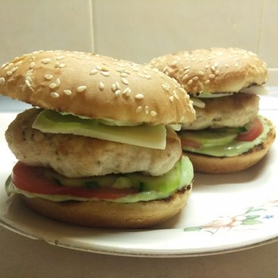 Гамбургеры из куриной котлеты, соусом из авокадо и моцареллой - рецепт с фото